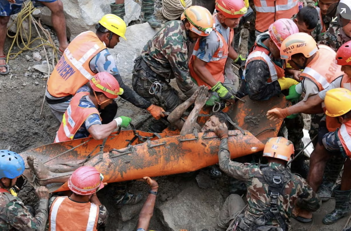 Giải cứu hai công nhân mắc kẹt 9 ngày trong đường hầm thủy điện sau lũ quét ở Nepal- Ảnh 1.