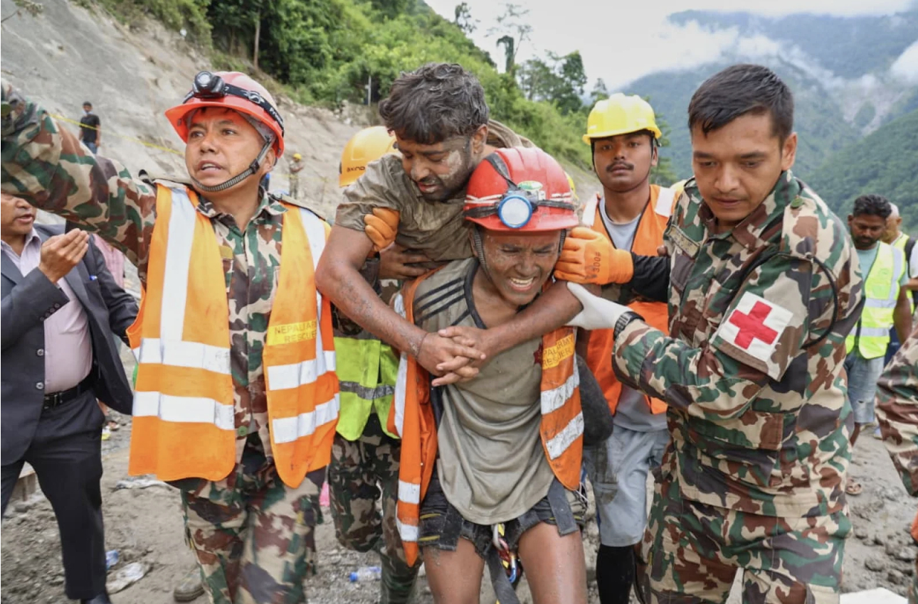 Giải cứu hai công nhân mắc kẹt 9 ngày trong đường hầm thủy điện sau lũ quét ở Nepal- Ảnh 2.