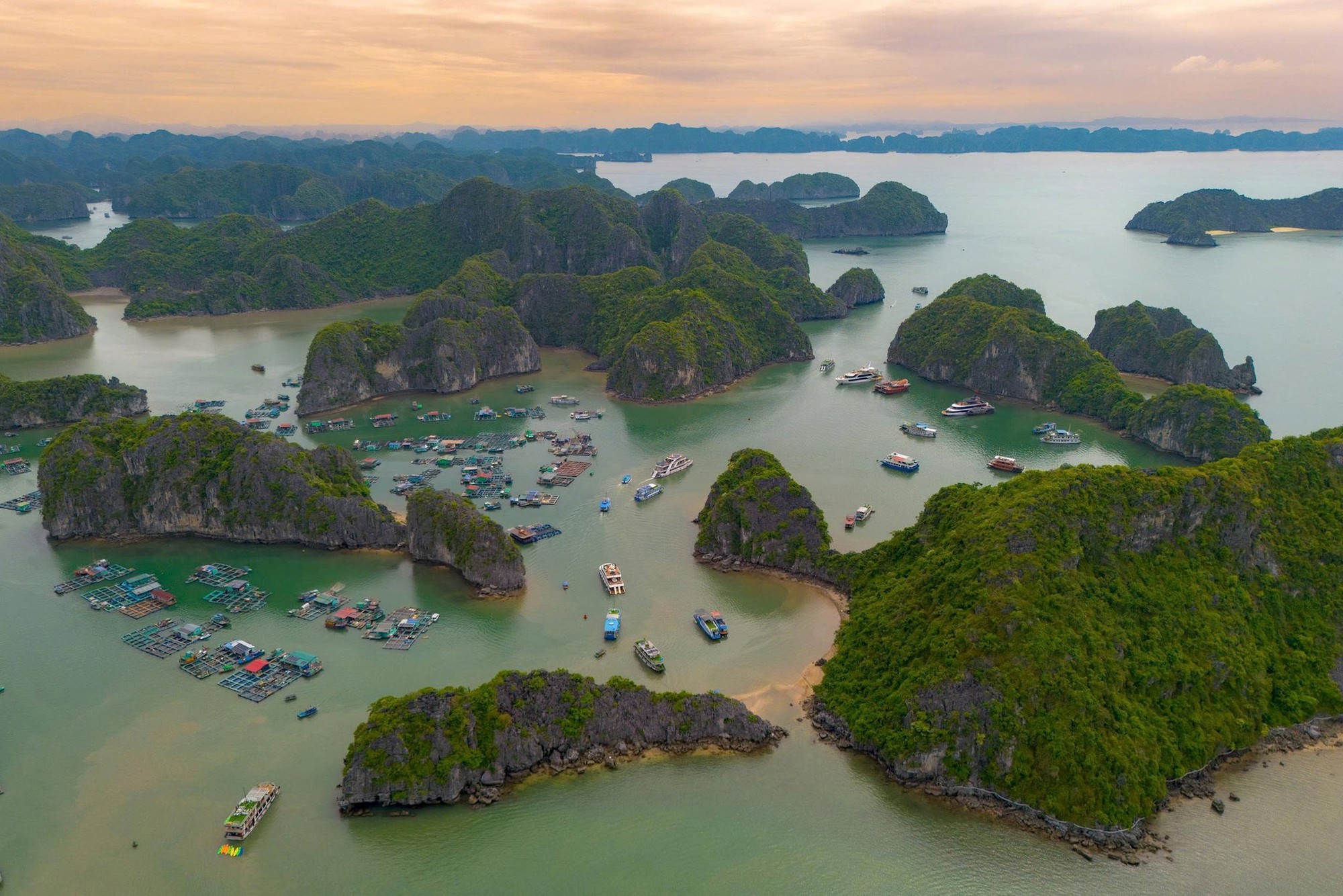 Một hòn đảo của Việt Nam lọt top 8 hòn đảo tuyệt vời nhất Đông Nam Á, nơi Sun Group đang làm khu đô thị 12.500 tỷ đồng và sở hữu một công trình giữa biển lập kỷ lục thế giới ngay ngày khai trương- Ảnh 1.