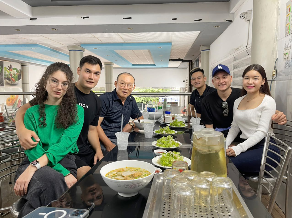 HLV Park Hang Seo và loạt bữa ăn ngập món Việt- Ảnh 2. HLV Park Hang Seo và loạt bữa ăn ngập món Việt- Ảnh 2.