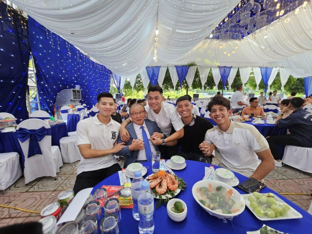 HLV Park Hang Seo và loạt bữa ăn ngập món Việt- Ảnh 7. HLV Park Hang Seo và loạt bữa ăn ngập món Việt- Ảnh 7.