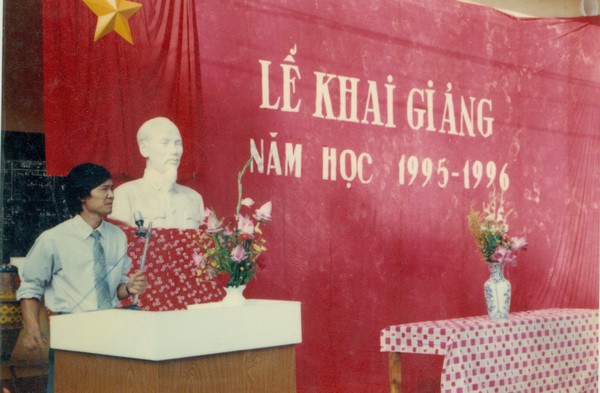 Khai giảng của 8X, 9X khác hôm nay thế nào? Nhìn ảnh cũ là thấy cả một thời học sinh- Ảnh 1.