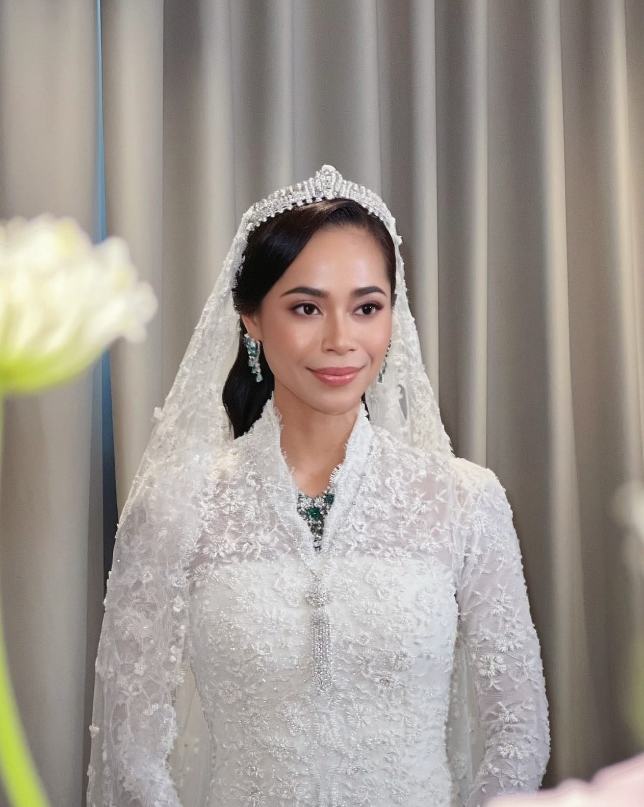 Công chúa Malaysia cưới chồng, thay liền 2 vương miện kim cương: Có món trang sức hơn 100 năm tuổi được mẹ kế trao lại - Ảnh 1.