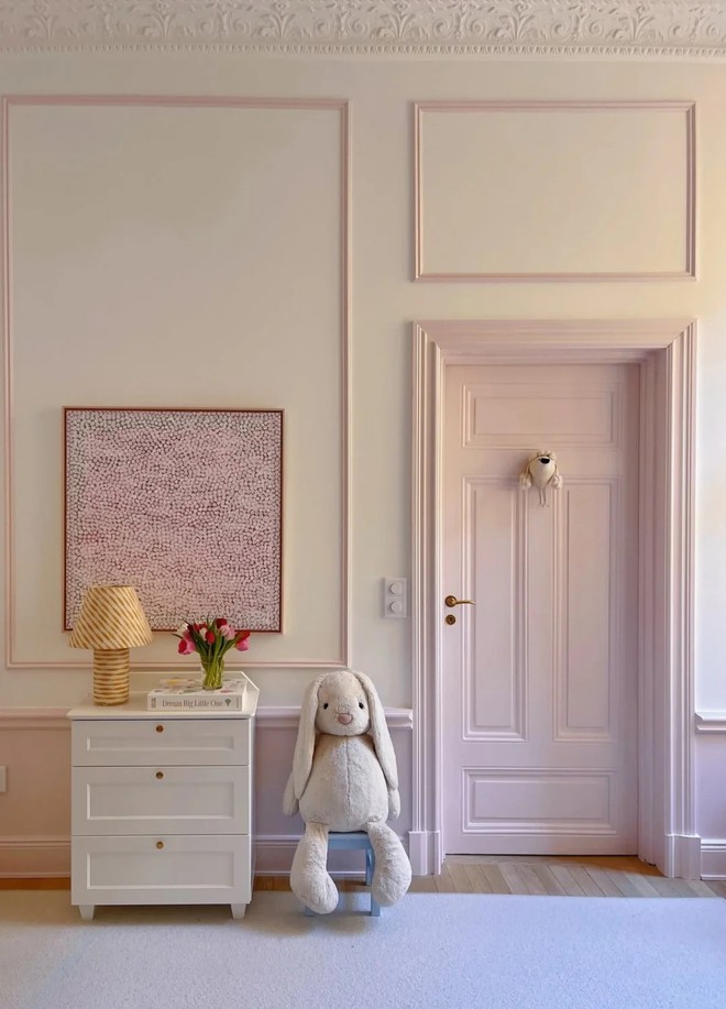 Căn nhà gam pastel của nữ thiết kế Thụy Điển không hề "bánh bèo": Nhiều màu nhưng vẫn sang đến từng chi tiết- Ảnh 5. Căn nhà gam pastel của nữ thiết kế Thụy Điển không hề "bánh bèo": Nhiều màu nhưng vẫn sang đến từng chi tiết- Ảnh 5.