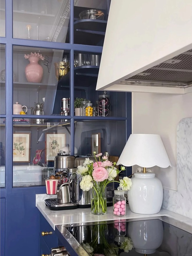 Căn nhà gam pastel của nữ thiết kế Thụy Điển không hề "bánh bèo": Nhiều màu nhưng vẫn sang đến từng chi tiết- Ảnh 10. Căn nhà gam pastel của nữ thiết kế Thụy Điển không hề "bánh bèo": Nhiều màu nhưng vẫn sang đến từng chi tiết- Ảnh 10.