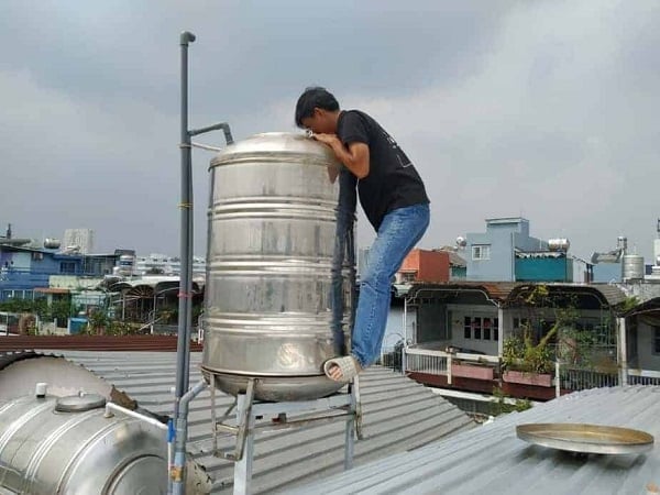 Lời khuyên sử dụng bồn nước inox cho gia đình bền lâu và an toàn - Ảnh 1.