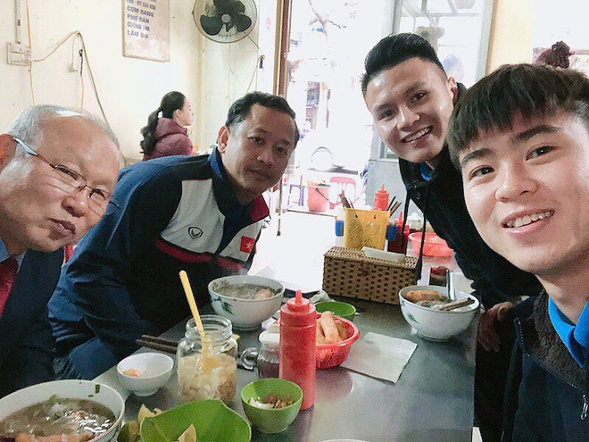 HLV Park Hang Seo và loạt bữa ăn ngập món Việt- Ảnh 5. HLV Park Hang Seo và loạt bữa ăn ngập món Việt- Ảnh 5.