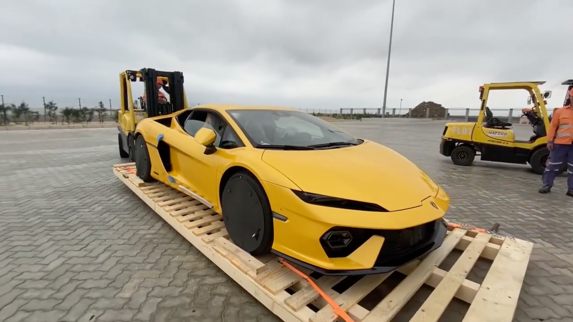 Cường Đô-la ‘khoe’ Lamborghini Temerario đầu tiên về Việt Nam, tiết lộ siêu xe giá khoảng 20 tỷ đồng là quà tặng cho khách mua nhà- Ảnh 1.