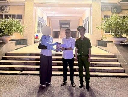 Công an xác minh 1 tỷ tiền mặt cùng nhiều giấy tờ tại quán cà phê ở Hà Nội: Một người phụ nữ được mời lên làm việc- Ảnh 1. Công an xác minh 1 tỷ tiền mặt cùng nhiều giấy tờ tại quán cà phê ở Hà Nội: Một người phụ nữ được mời lên làm việc- Ảnh 1.