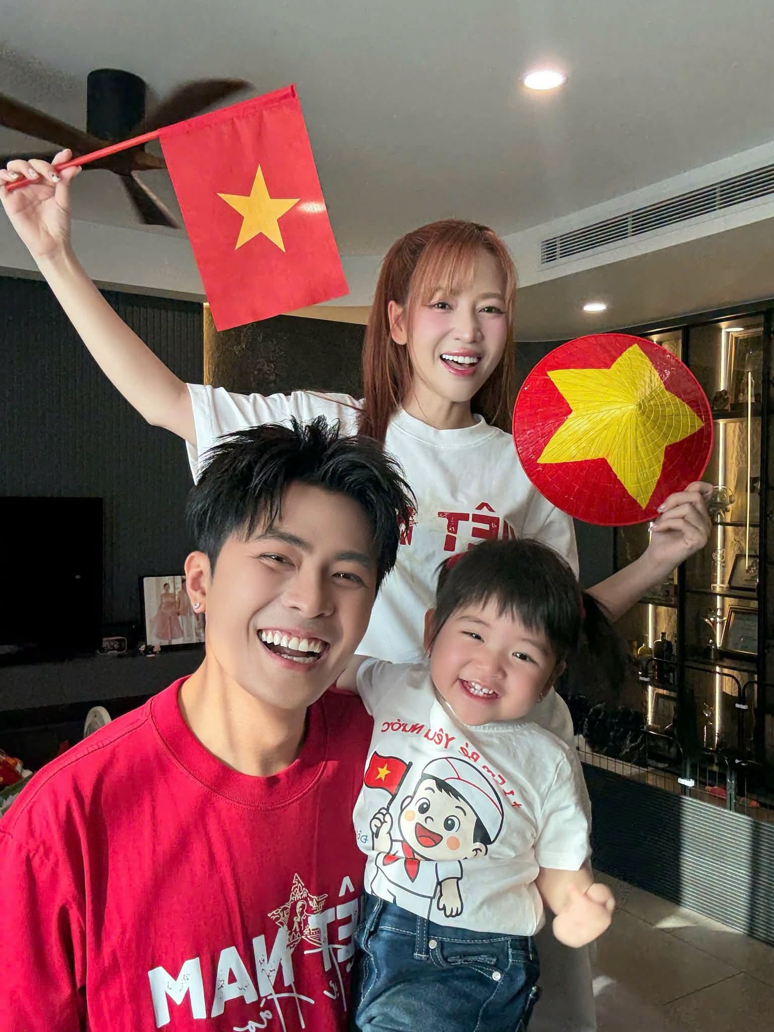 Gin Tuấn Kiệt khoe ảnh ngày nhỏ, giống con gái hiện tại đến 100%- Ảnh 2.