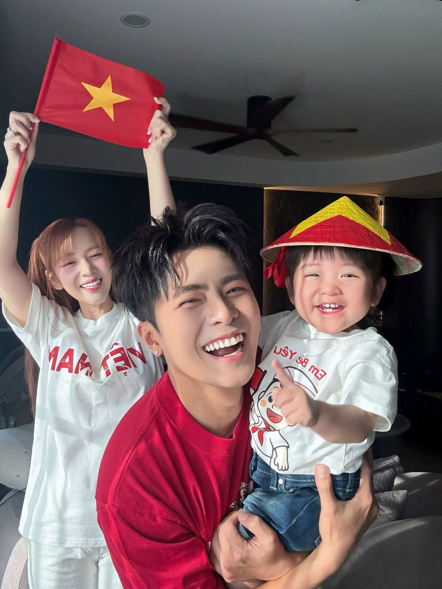 Gin Tuấn Kiệt khoe ảnh ngày nhỏ, giống con gái hiện tại đến 100%- Ảnh 3.