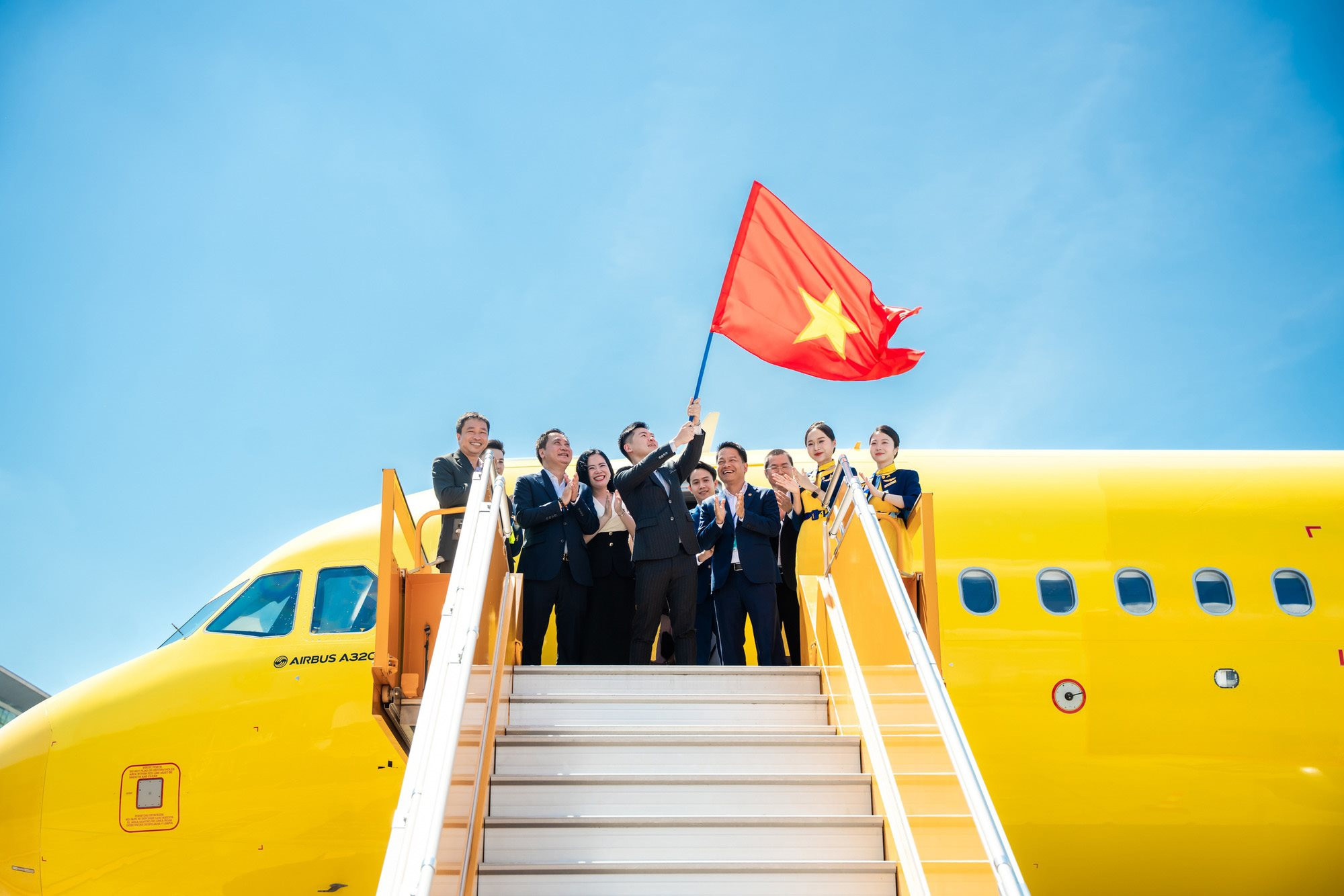 Việt Nam có hai cha con doanh nhân cùng mê bóng đá: Cha là sáng lập tập đoàn lớn, hiện là chủ tịch ngân hàng...con đứng đầu hãng hàng không- Ảnh 5.