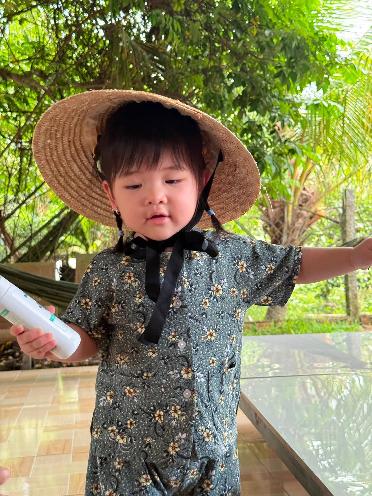 Gin Tuấn Kiệt khoe ảnh ngày nhỏ, giống con gái hiện tại đến 100%- Ảnh 7.