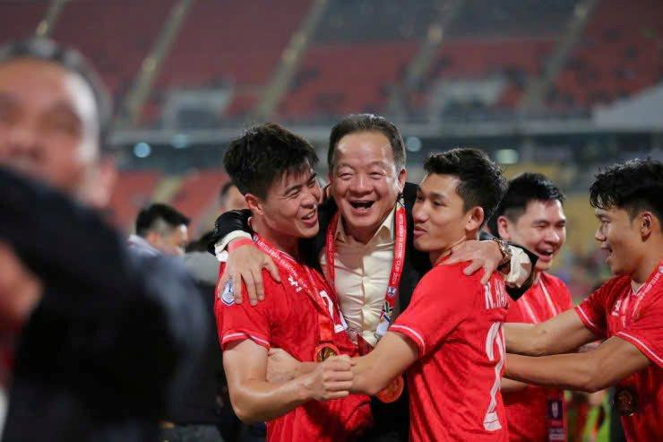 Việt Nam có hai cha con doanh nhân cùng mê bóng đá: Cha là sáng lập tập đoàn lớn, hiện là chủ tịch ngân hàng...con đứng đầu hãng hàng không- Ảnh 1.