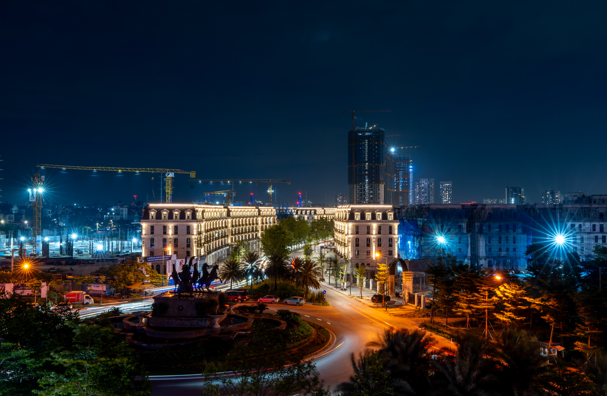 Chiêm ngưỡng “phố châu Âu” sở hữu hàng trăm dinh thự sang trọng đang thành hình tại khu nhà giàu, nơi có metro đi qua, chỉ cách hồ Tây vài km - Ảnh 1.