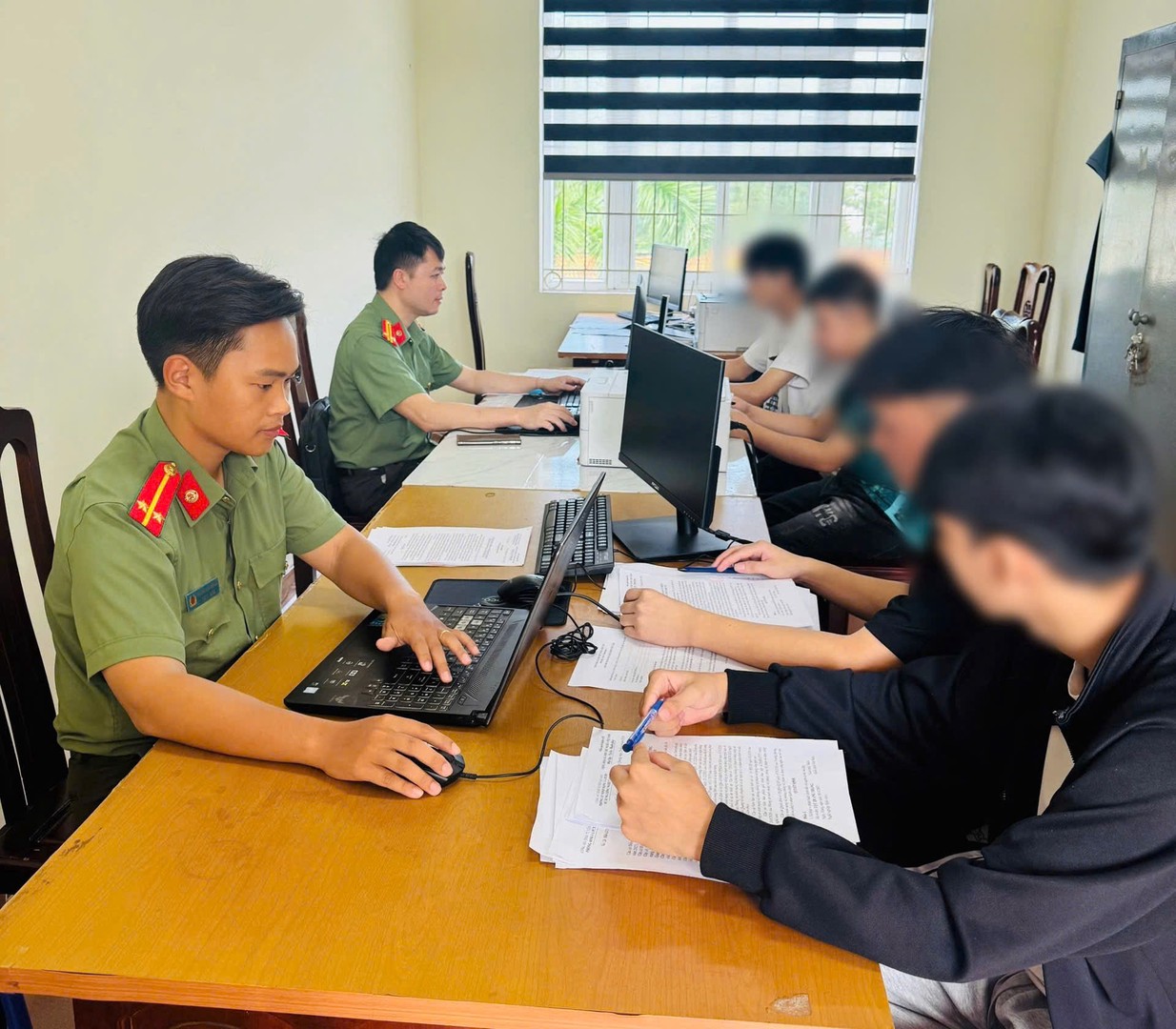 Công an điều tra 9 chủ tài khoản ngân hàng- Ảnh 1.
