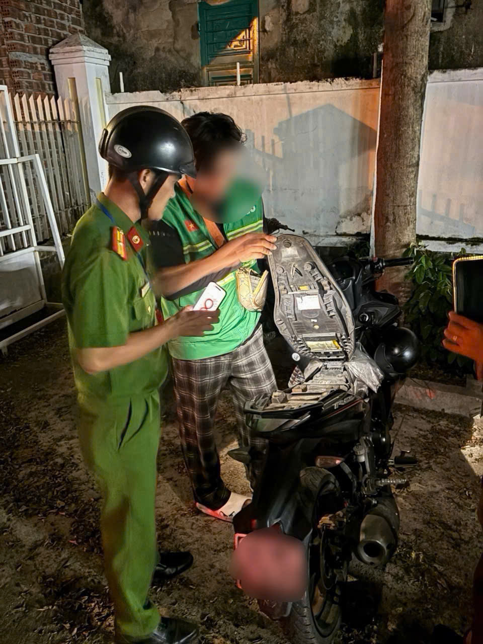 Công an đồng loạt kiểm tra hàng chục tài xế công nghệ lúc 22h - Ảnh 2.
