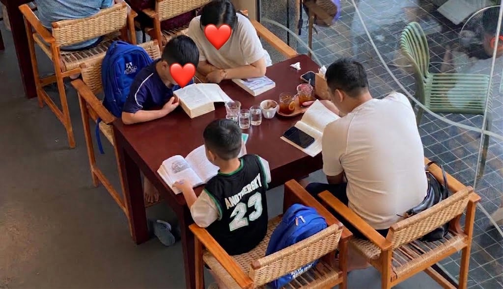 Bức ảnh gia đình trong quán cafe bỗng "hót hòn họt" khắp MXH: Quá lâu rồi mới thấy 1 hình ảnh đẹp đến thế này!- Ảnh 1. Bức ảnh gia đình trong quán cafe bỗng "hót hòn họt" khắp MXH: Quá lâu rồi mới thấy 1 hình ảnh đẹp đến thế này!- Ảnh 1.