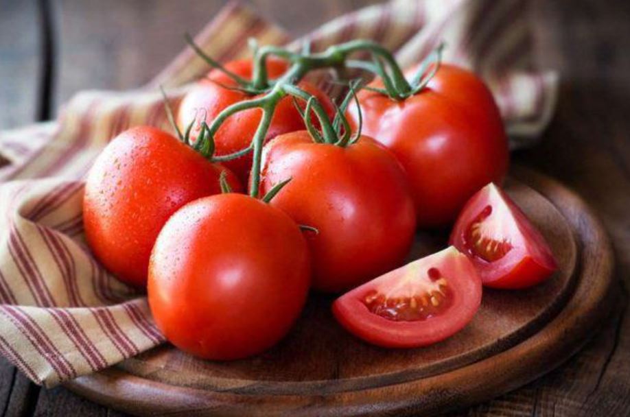 Ăn cà chua mỗi ngày suốt 1 năm, người đàn ông 42 tuổi bất ngờ khi đi khám - Ảnh 1.