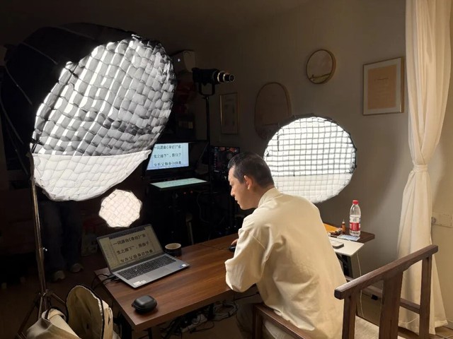 Thiên tài toán học từng bỏ học bổng MIT để đi tu: 8 năm sau hoàn tục, giờ livestream 12 tiếng/ngày kiếm sống, thừa nhận 'cần tiền'- Ảnh 3.
