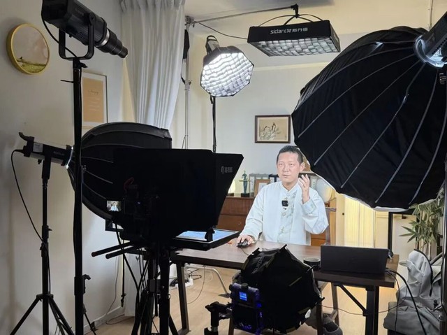 Thiên tài toán học từng bỏ học bổng MIT để đi tu: 8 năm sau hoàn tục, giờ livestream 12 tiếng/ngày kiếm sống, thừa nhận 'cần tiền'- Ảnh 2.