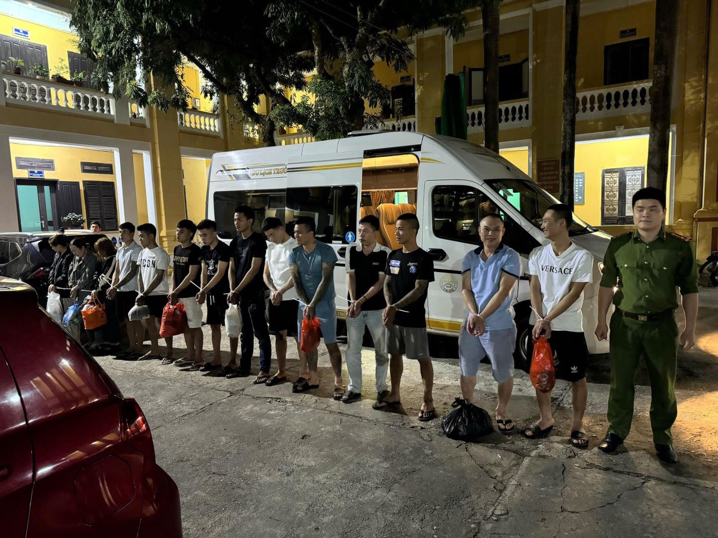 Công an kiểm tra các quán karaoke, bắt khẩn cấp 4 môi giới - Ảnh 1.