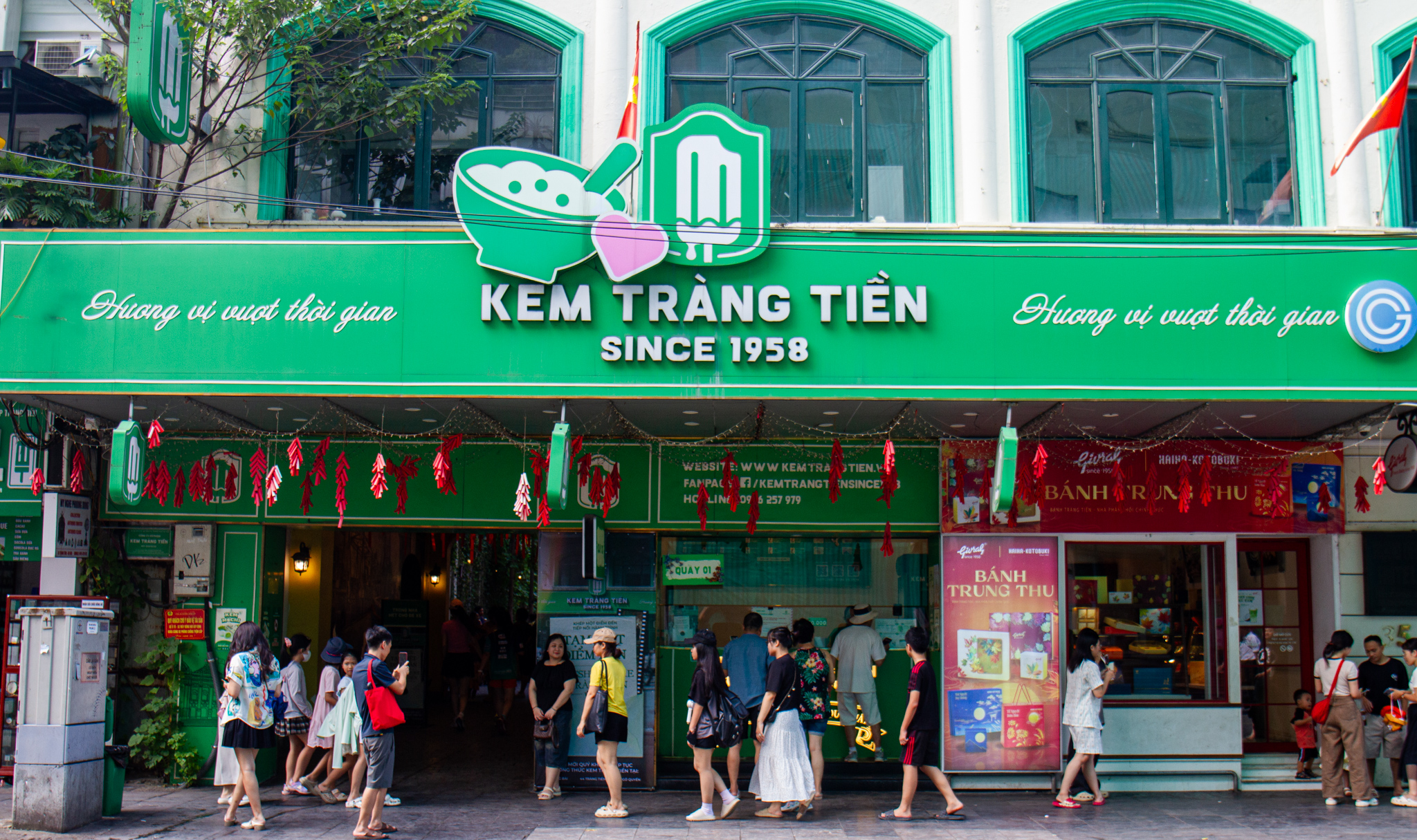 Khách hàng ùn ùn kéo tới cửa hàng Kem Tràng Tiền trước ngày đóng cửa, ôn lại ký ức từ thuở “ông bà anh”- Ảnh 1. Khách hàng ùn ùn kéo tới cửa hàng Kem Tràng Tiền trước ngày đóng cửa, ôn lại ký ức từ thuở “ông bà anh”- Ảnh 1.