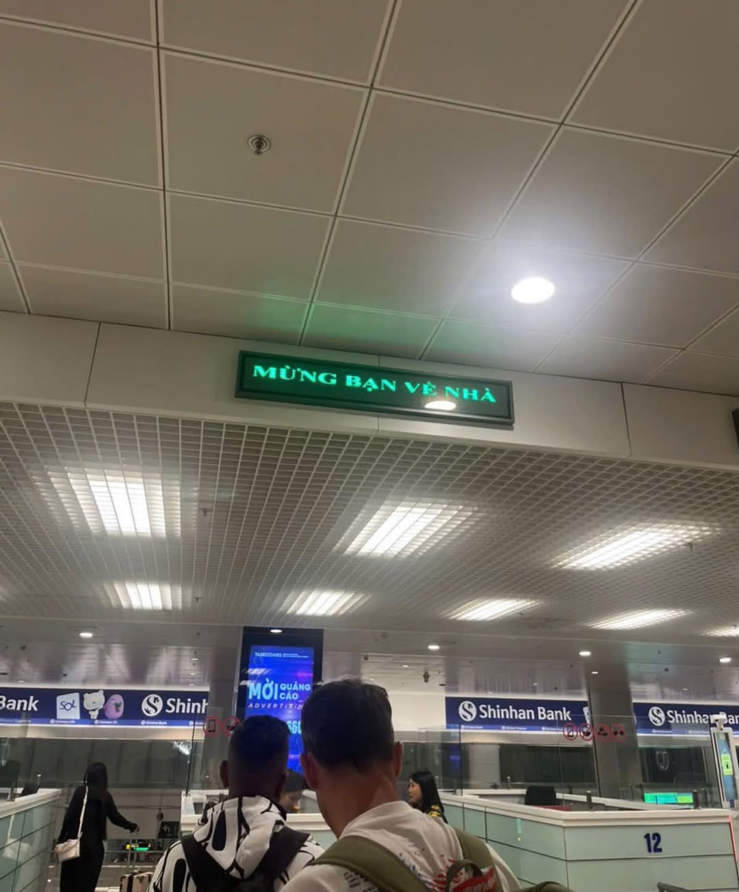 Sau chuyến bay dài về Hà Nội, dòng chữ ở khu nhập cảnh Nội Bài khiến nhiều người Việt thấy ấm lòng- Ảnh 2.
