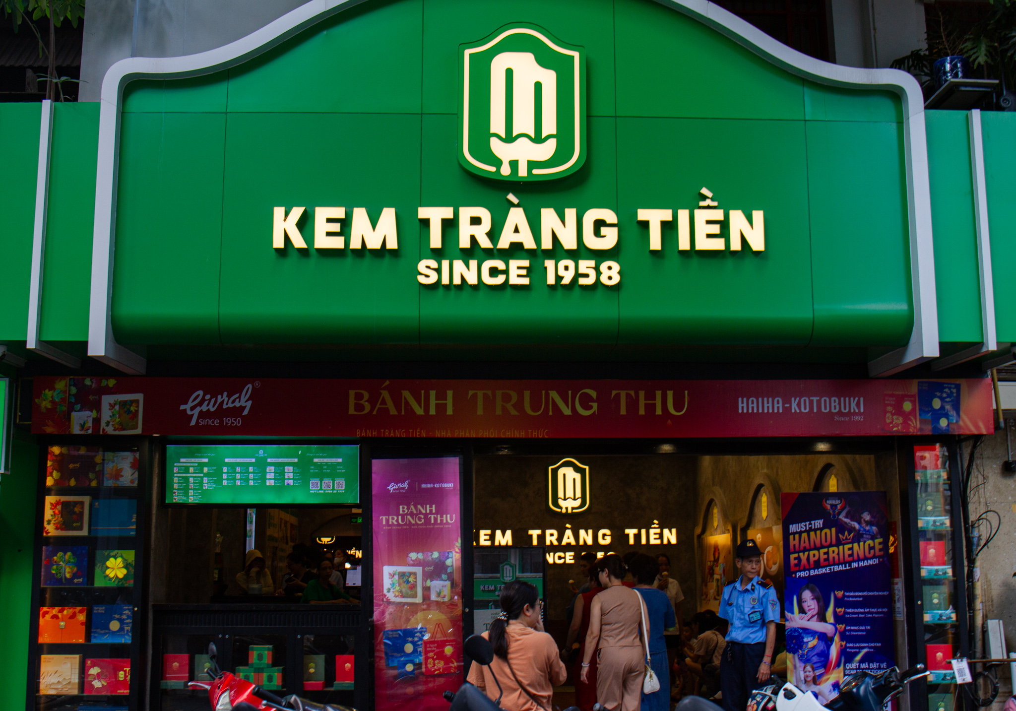 Khách hàng ùn ùn kéo tới cửa hàng Kem Tràng Tiền trước ngày đóng cửa, ôn lại ký ức từ thuở “ông bà anh”- Ảnh 11. Khách hàng ùn ùn kéo tới cửa hàng Kem Tràng Tiền trước ngày đóng cửa, ôn lại ký ức từ thuở “ông bà anh”- Ảnh 11.