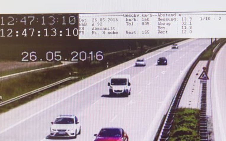 'Kỳ án' tại quốc gia đỉnh cao công nghệ: 2 xe Mercedes vi phạm trên cao tốc, một tài xế 2 lần trắng án- Ảnh 1.