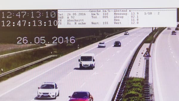 'Kỳ án' tại quốc gia đỉnh cao công nghệ: 2 xe Mercedes vi phạm trên cao tốc, một tài xế 2 lần trắng án- Ảnh 3. 'Kỳ án' tại quốc gia đỉnh cao công nghệ: 2 xe Mercedes vi phạm trên cao tốc, một tài xế 2 lần trắng án- Ảnh 3.