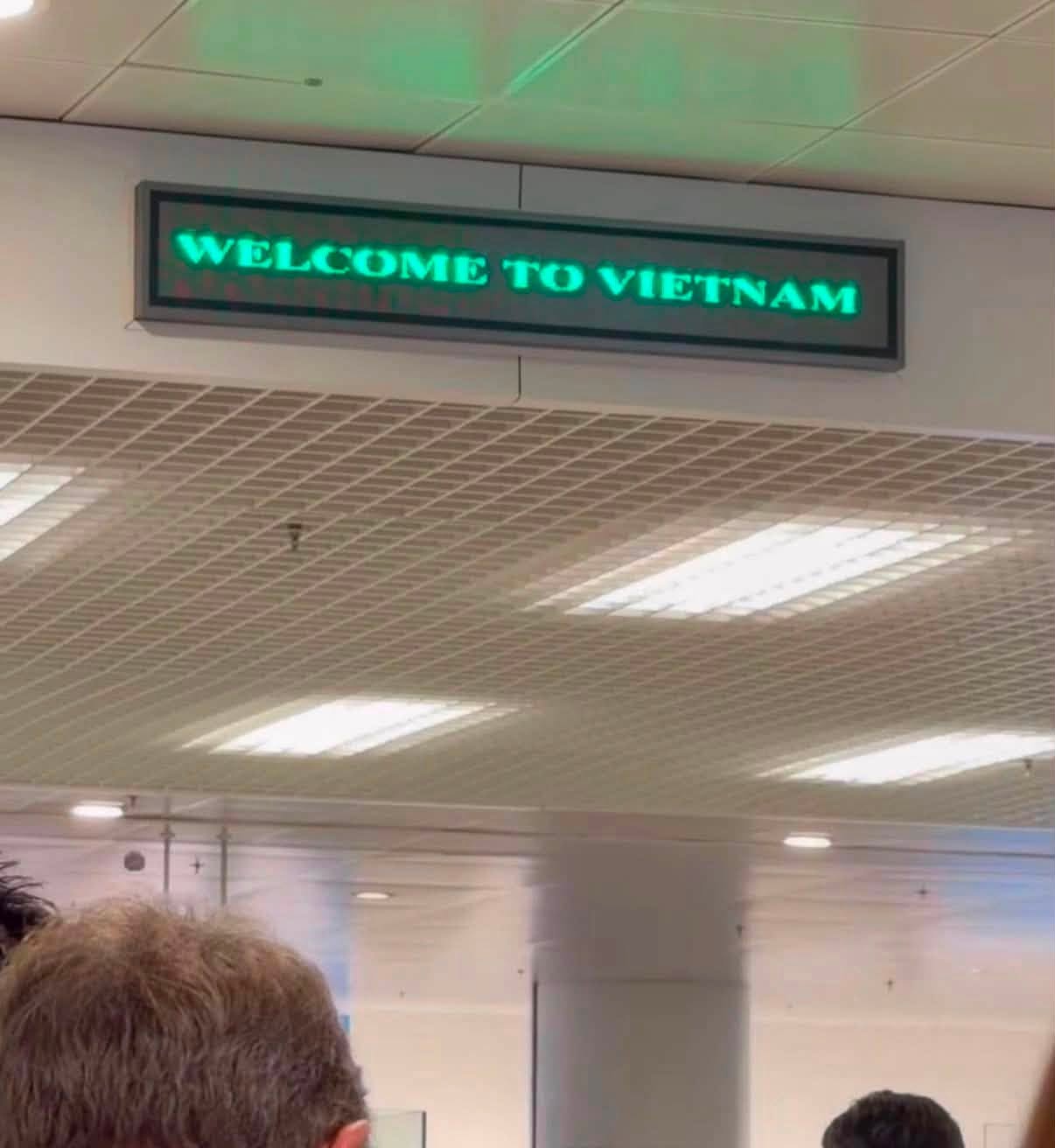 Sau chuyến bay dài về Hà Nội, dòng chữ ở khu nhập cảnh Nội Bài khiến nhiều người Việt thấy ấm lòng- Ảnh 1.