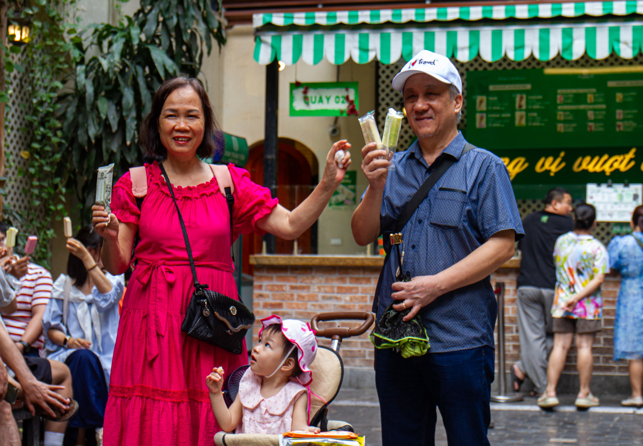 Khách hàng ùn ùn kéo tới cửa hàng Kem Tràng Tiền trước ngày đóng cửa, ôn lại ký ức từ thuở “ông bà anh”- Ảnh 4. Khách hàng ùn ùn kéo tới cửa hàng Kem Tràng Tiền trước ngày đóng cửa, ôn lại ký ức từ thuở “ông bà anh”- Ảnh 4.