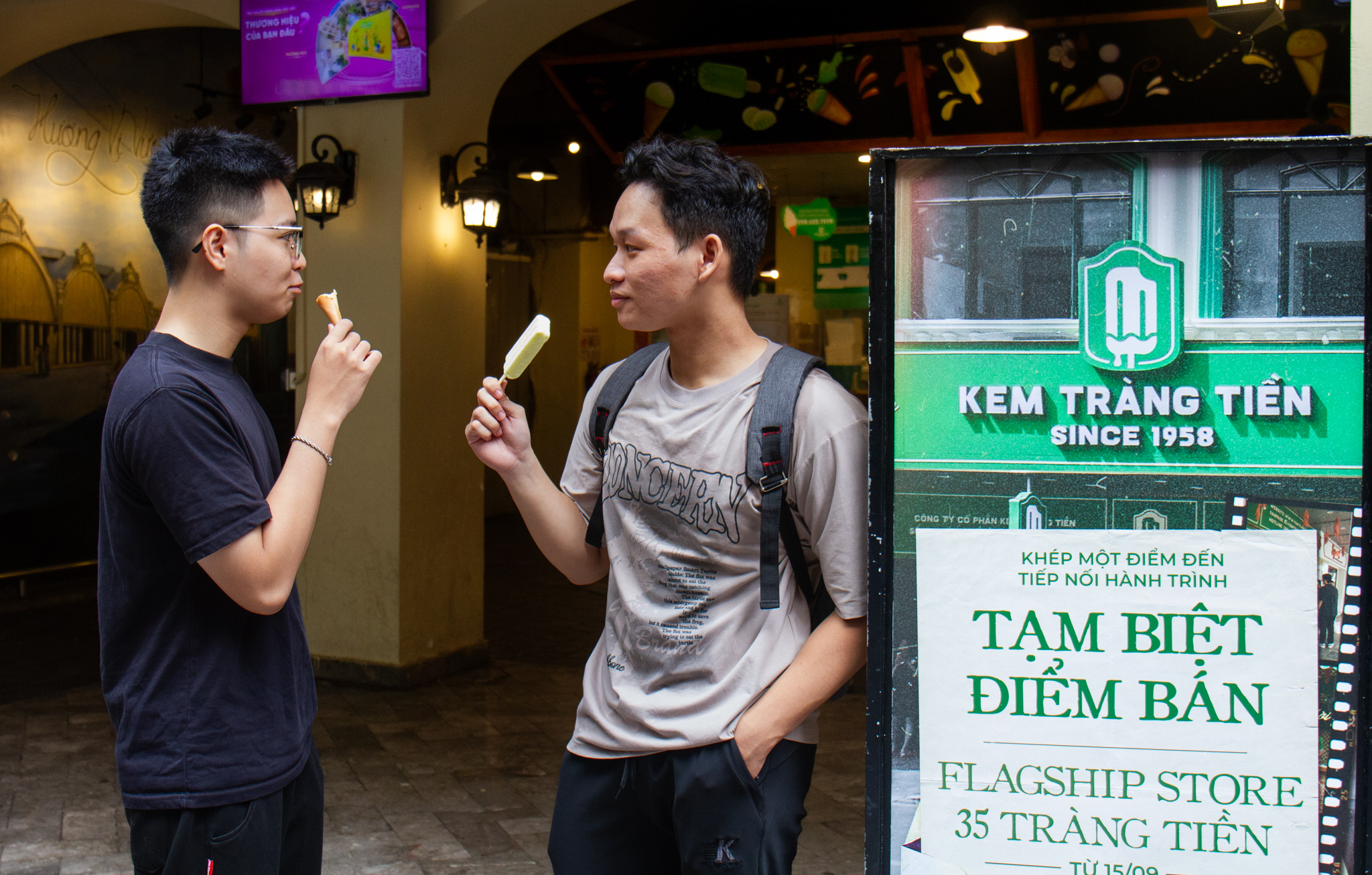 Khách hàng ùn ùn kéo tới cửa hàng Kem Tràng Tiền trước ngày đóng cửa, ôn lại ký ức từ thuở “ông bà anh”- Ảnh 8. Khách hàng ùn ùn kéo tới cửa hàng Kem Tràng Tiền trước ngày đóng cửa, ôn lại ký ức từ thuở “ông bà anh”- Ảnh 8.