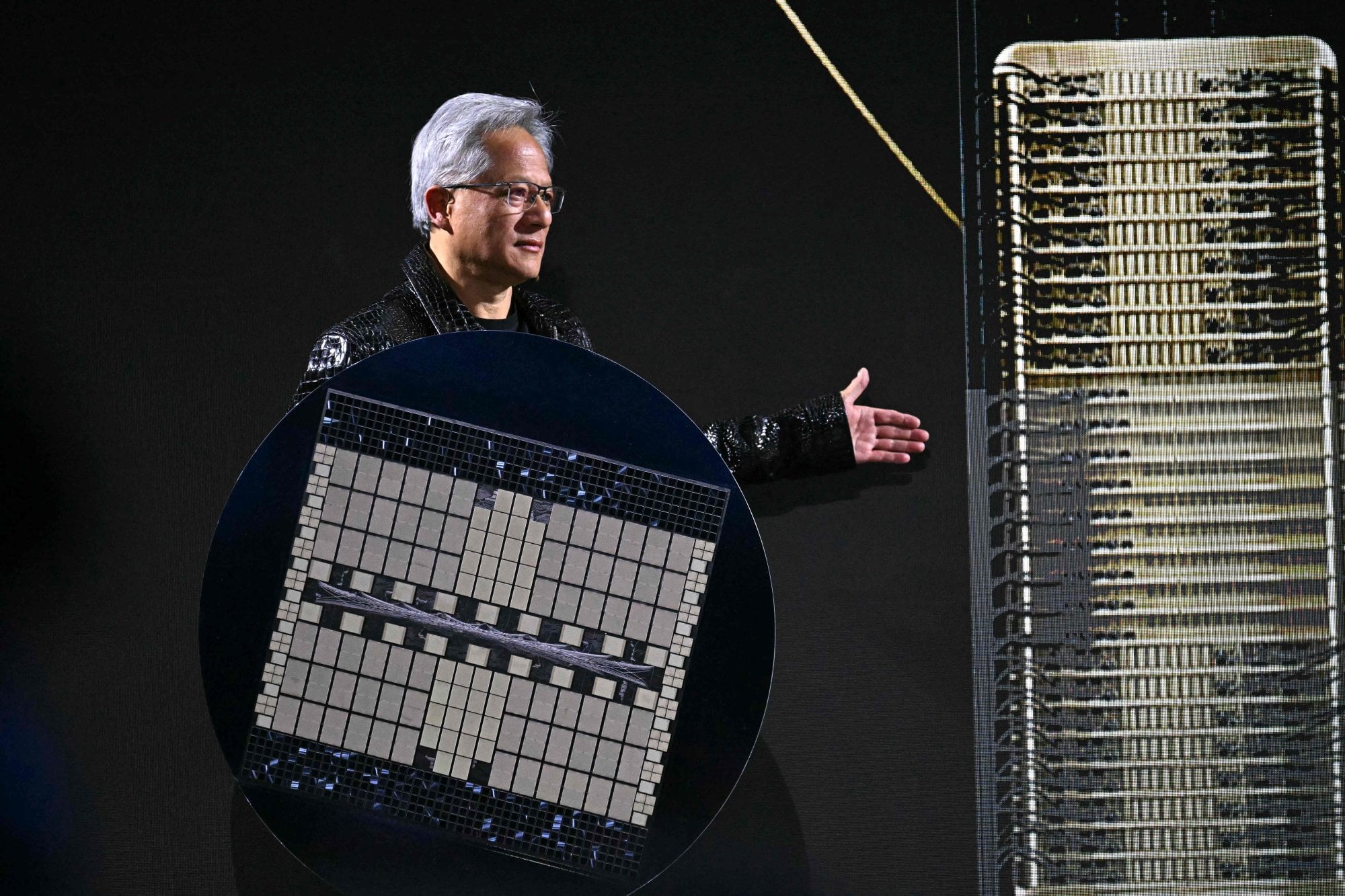 CEO NVIDIA Jensen Huang chúc mừng OpenAI, nói AGI đã đến: Không quên nhắc mọi người GPT-6 được huấn luyện trên chip AI nào- Ảnh 2.