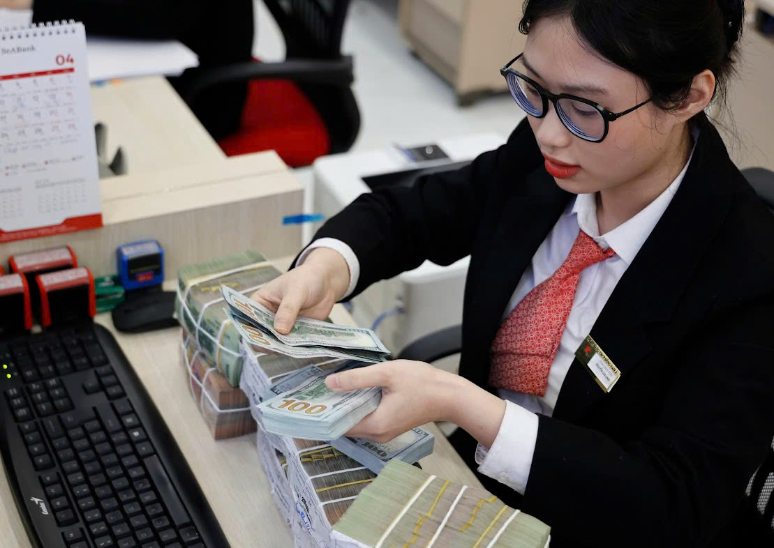 Giá USD tự do và ngân hàng liên tục giảm mạnh - Ảnh 1.