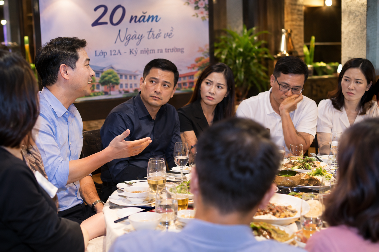Họp lớp, nhóm thu nhập cao ngồi riêng 1 bàn, lời đề nghị của bạn học khiến cả tất cả "đứng hình"- Ảnh 1. Họp lớp, nhóm thu nhập cao ngồi riêng 1 bàn, lời đề nghị của bạn học khiến cả tất cả "đứng hình"- Ảnh 1.