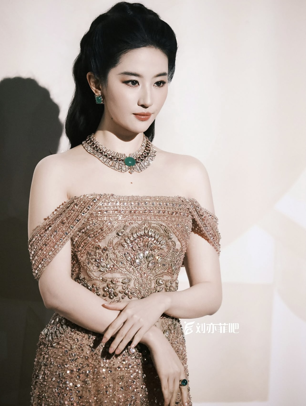 Lưu Diệc Phi như nữ hoàng đi event nhưng bị soi vóc dáng tích mỡ- Ảnh 3.