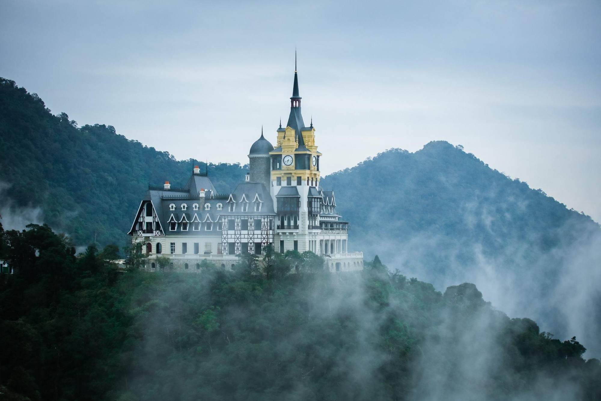Việt Nam có một lâu đài cổ tích, nguy nga “phơi sương” giữa nơi được mệnh danh là "Đà Lạt của miền Bắc", 3 năm liên tiếp được World Travel Awards vinh danh- Ảnh 1.