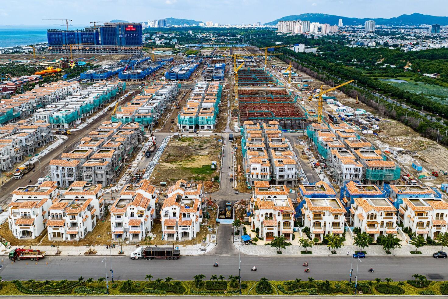 ‏Hàng trăm căn nhà phố, biệt thự sắp hoàn thiện, Blanca City “thay da đổi thịt” sau hơn một năm‏ - Ảnh 1.