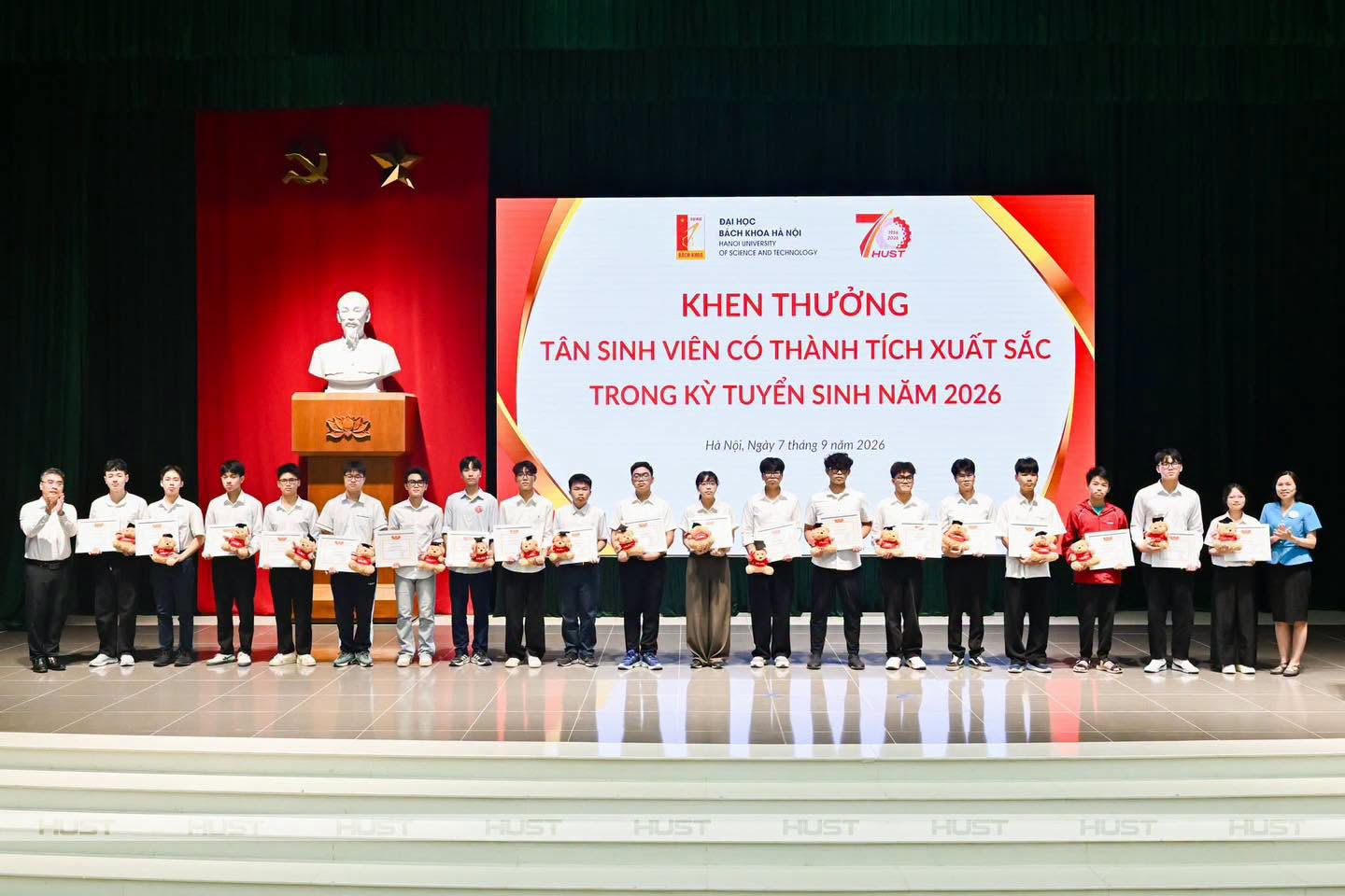 Một trường đại học Việt Nam gây chú ý với lễ vinh danh các tân sinh viên toàn "học bá": Có tới 11 người điểm SAT tuyệt đối, 5 người đạt 30 điểm, thủ khoa TSA lập kỷ lục - Ảnh 4.