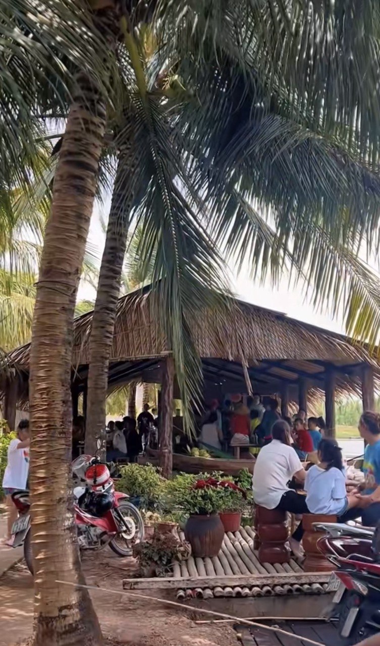 Cồn Chim Trà Vinh đông khách chưa từng có sau “hiệu ứng Phương Mỹ Chi”, người dân dậy từ 3 giờ sáng chuẩn bị đón khách- Ảnh 4.