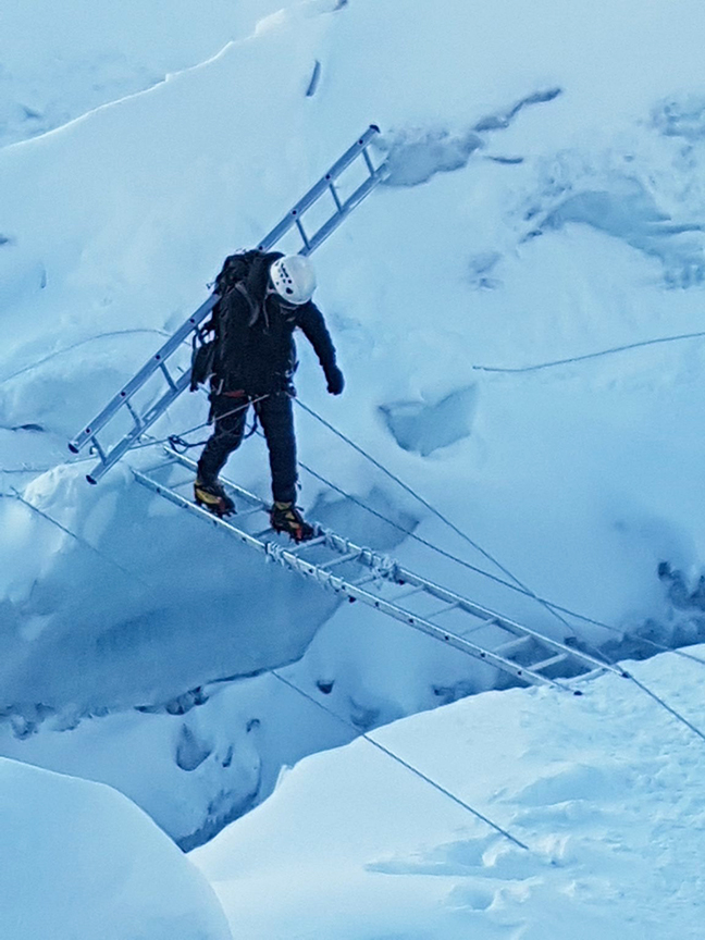 Việc nguy hiểm nhất con người có thể làm trên núi Everest là gì?- Ảnh 5.