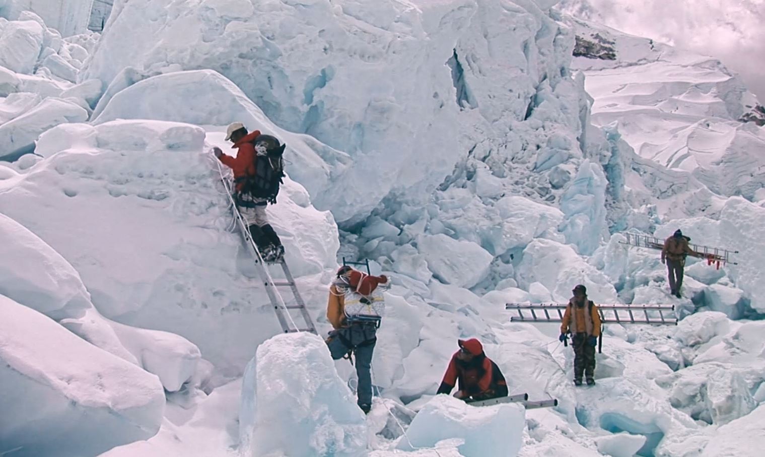 Việc nguy hiểm nhất con người có thể làm trên núi Everest là gì?- Ảnh 1.