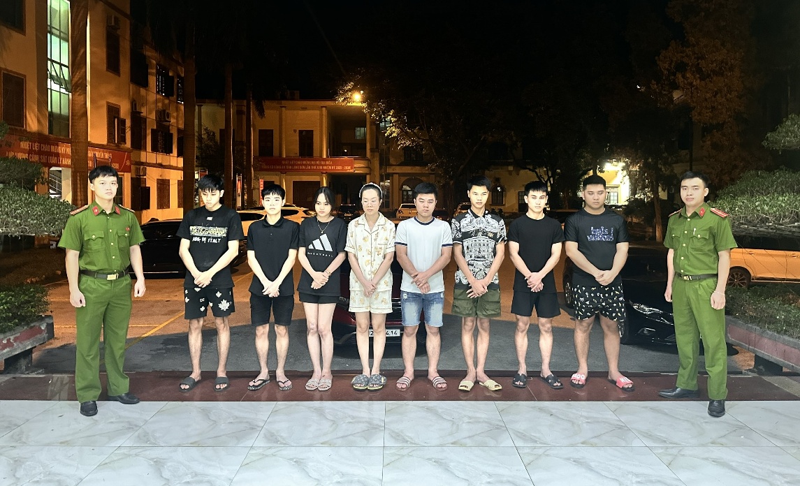 Ập vào căn nhà sàn lúc 14h30, công an bắt Phạm Trang Nhung SN 2002 và nhiều người - Ảnh 2.