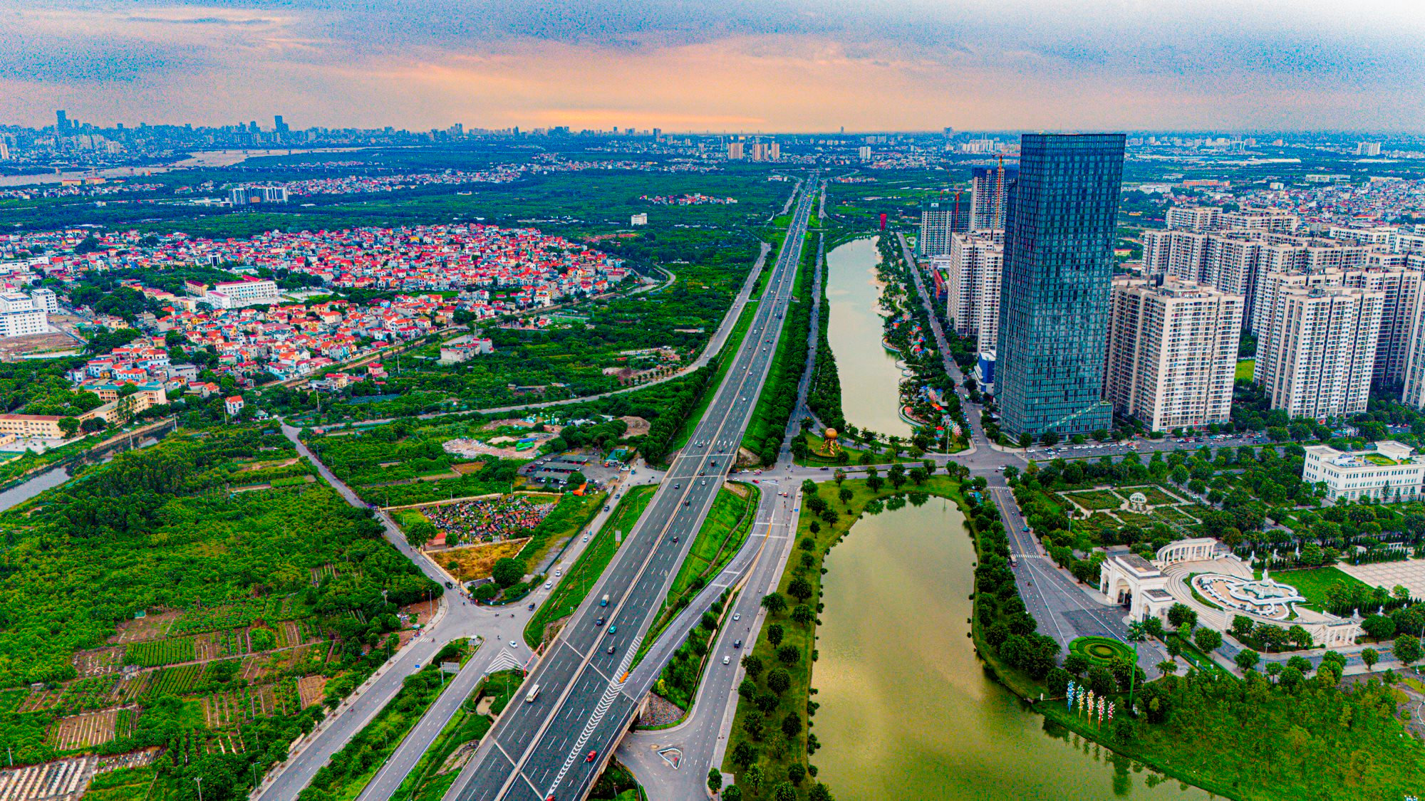 Tuyến cao tốc 105 km đẹp và hiện đại bậc nhất Việt Nam hút loạt ông lớn Vingroup, Sunshine Group, Hoà Phát…đổ về đầu tư- Ảnh 1.