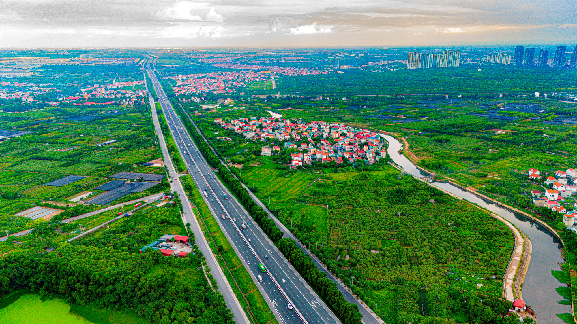 Tuyến cao tốc 105 km đẹp và hiện đại bậc nhất Việt Nam hút loạt ông lớn Vingroup, Sunshine Group, Hoà Phát…đổ về đầu tư- Ảnh 8.