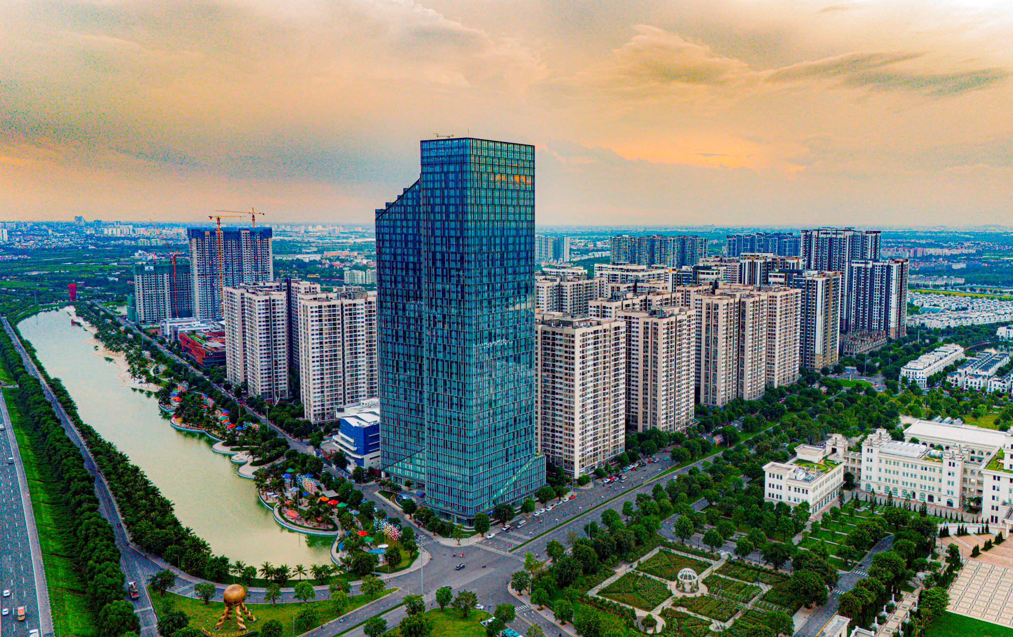 Tuyến cao tốc 105 km đẹp và hiện đại bậc nhất Việt Nam hút loạt ông lớn Vingroup, Sunshine Group, Hoà Phát…đổ về đầu tư- Ảnh 3.