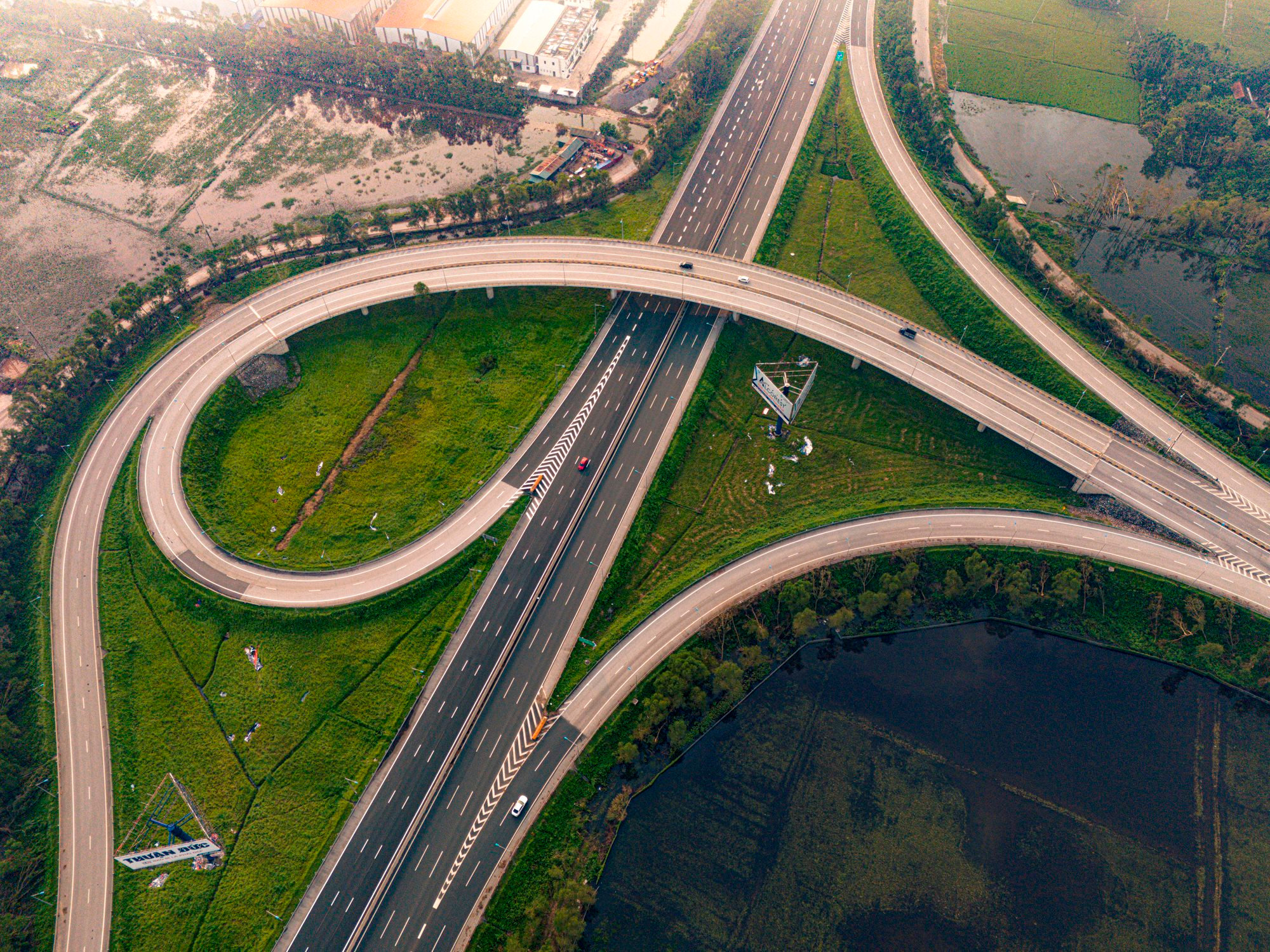 Tuyến cao tốc 105 km đẹp và hiện đại bậc nhất Việt Nam hút loạt ông lớn Vingroup, Sunshine Group, Hoà Phát…đổ về đầu tư- Ảnh 7.