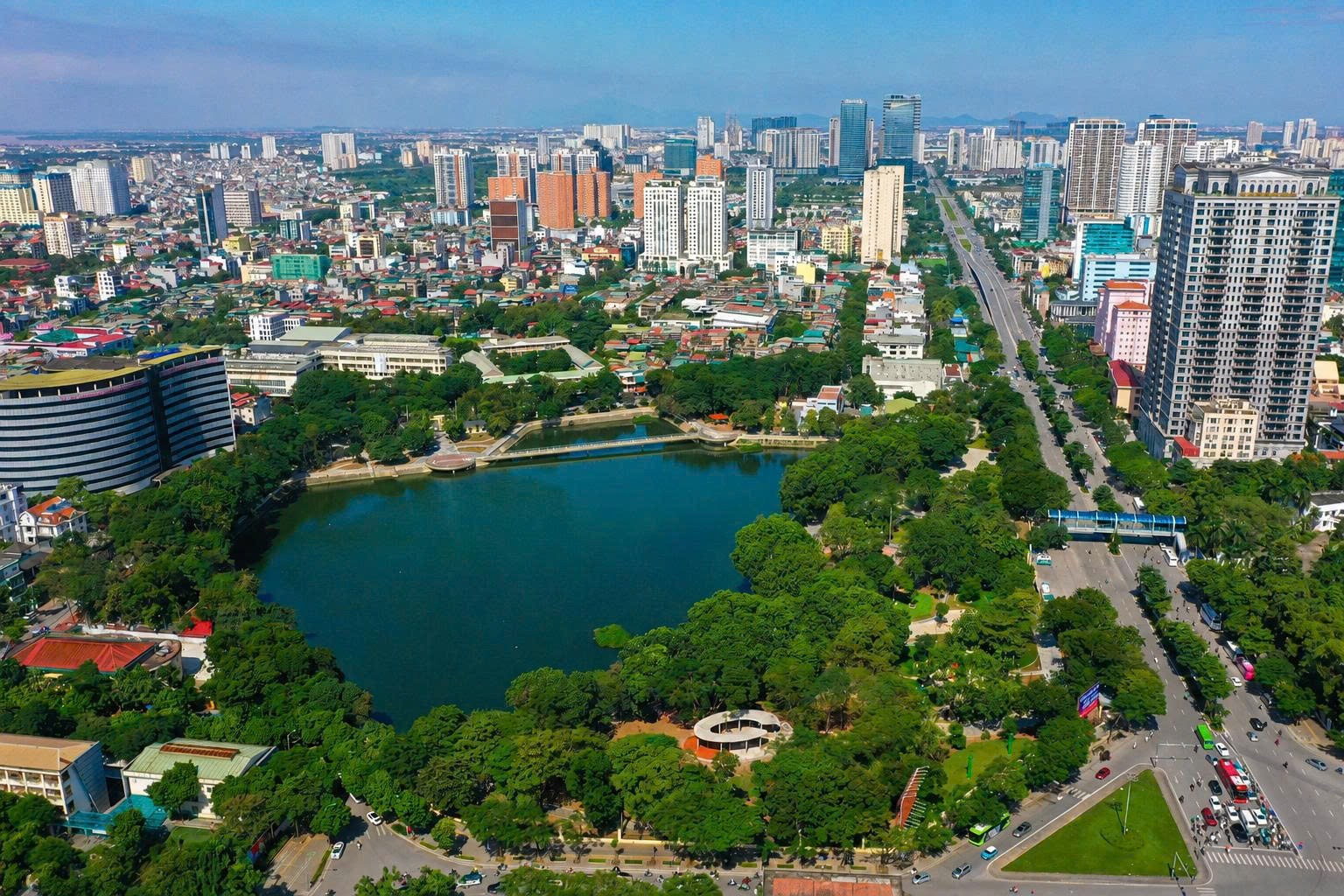Công viên Nghĩa Đô bắn pháo hoa, Hanoi Signature by Swiss-Belhotel tầm view thượng hạng - Ảnh 1.